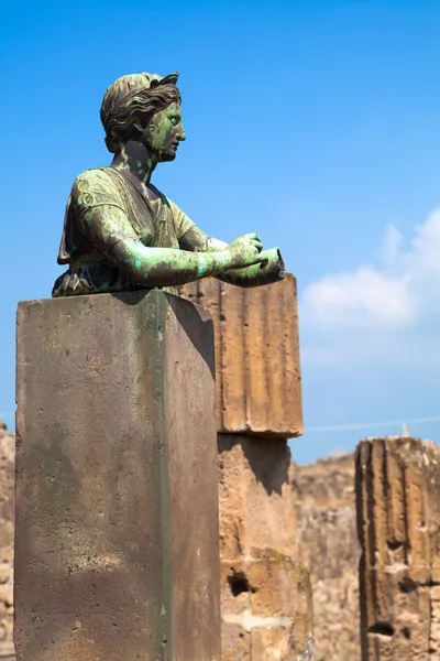 Standbeeld van diana met kolommen in pompeii — Stockfoto