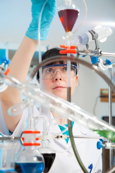 Wissenschaftlicher Forscher hält an einer flüssigen Lösung im Labor fest — Stockfoto