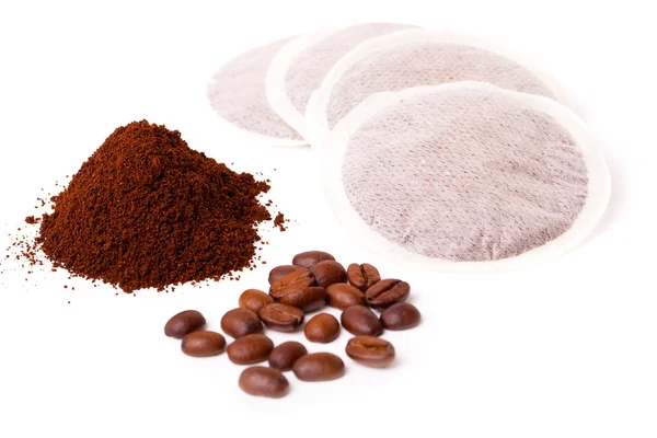 Verse gemalen koffie met koffieboon en koffiezakken — Stockfoto