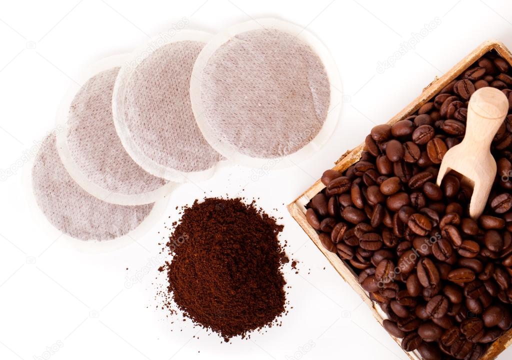 Fresh ground coffee with coffee Bean and coffee bags — Stock Photo