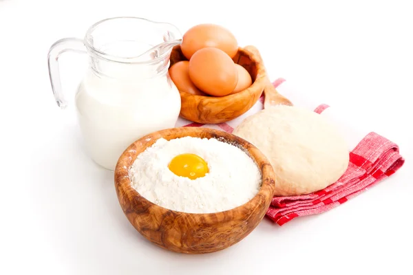 Mjölk, mjöl och ägg, ingredienser för bakning. isolerad på en whit — Stockfoto