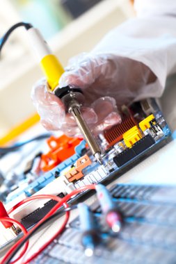 baskılı devre kartı üzerinde lehimleme elektronik parçalar