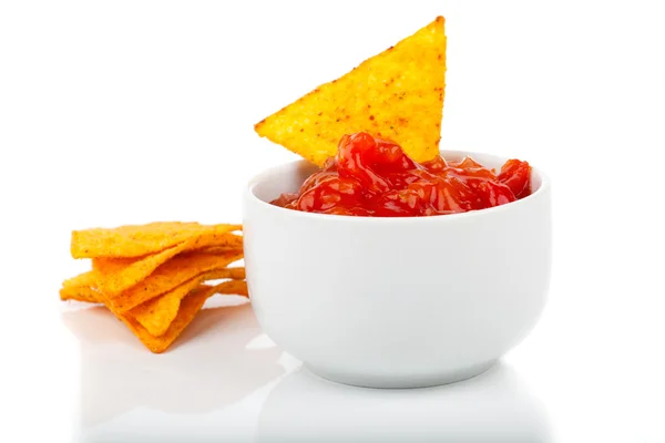 Nachos kukorica chips a friss salsa elszigetelt fehér — Stock Fotó