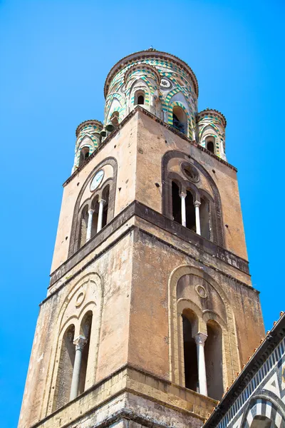 The bell tower of Amalfi Cathedral, Italy. 9th-century Roman Cat — Stock Photo, Image