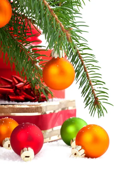 Kerstmis compositie bij doos van de gift en decoraties — Stockfoto