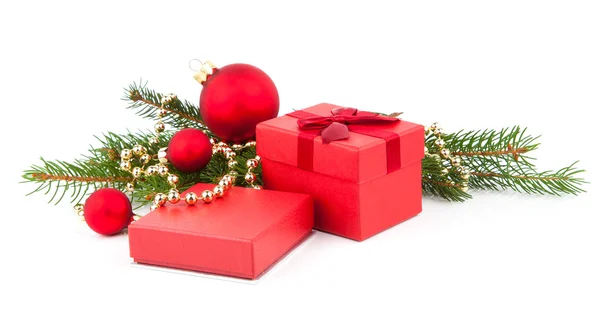 Composição de Natal com caixa de presente e decorações, em ba branco — Fotografia de Stock