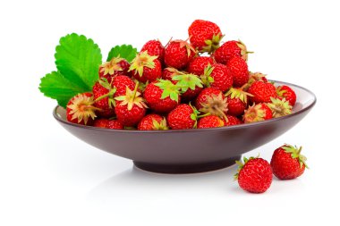 Beyaz arka plan üzerinde izole kase çilek