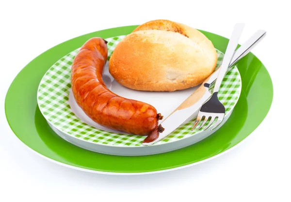 Impilabile di salsicce cotte su un piatto con panino — Foto Stock