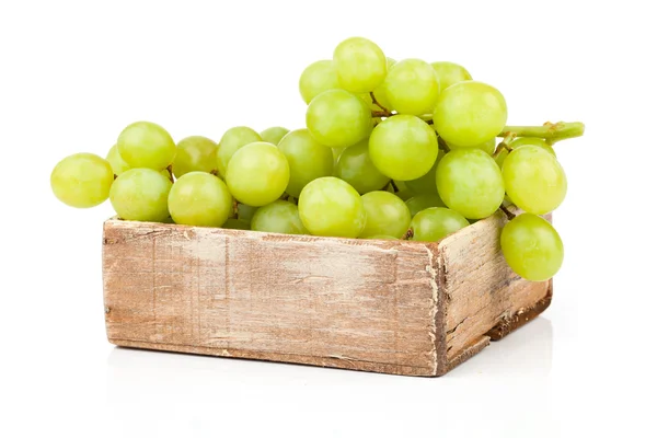 Uvas verdes em caixa de madeira, isoladas em backgroun branco — Fotografia de Stock