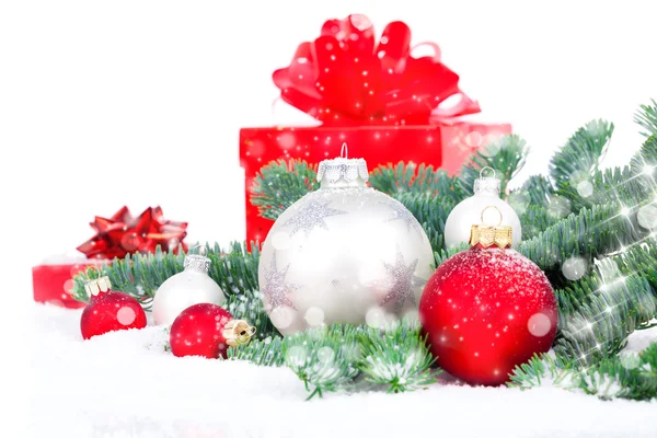 Weihnachten rotes Geschenk mit festlicher Dekoration auf Schnee Hintergrund — Stockfoto