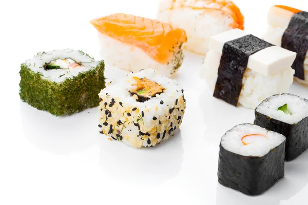Sushi roll pada latar belakang putih — Stok Foto