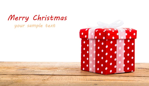 Rode geschenkdoos met wit lint op houten, op witte achtergrond. — Stockfoto