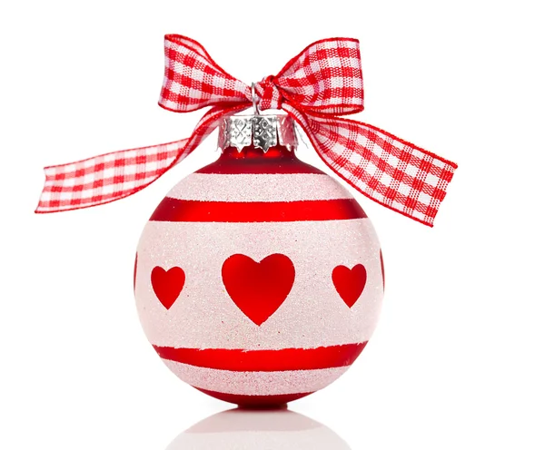 Palla di Natale rossa con nastro, su sfondo bianco — Foto Stock