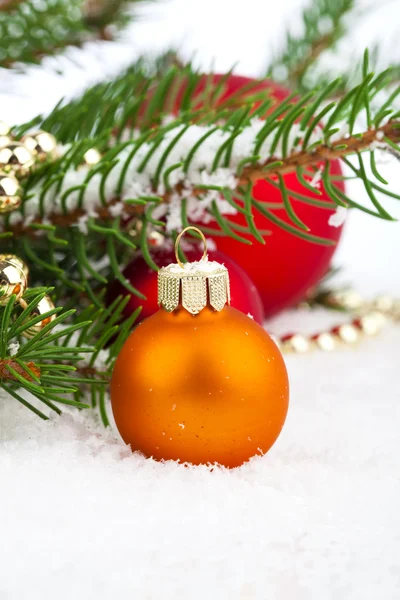 Bolas de Natal e ramos de abeto com decorações — Fotografia de Stock