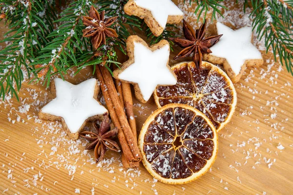 Weihnachtsplätzchen mit festlicher Dekoration — Stockfoto