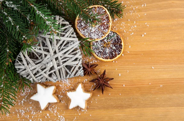 Galletas de Navidad con decoración festiva —  Fotos de Stock