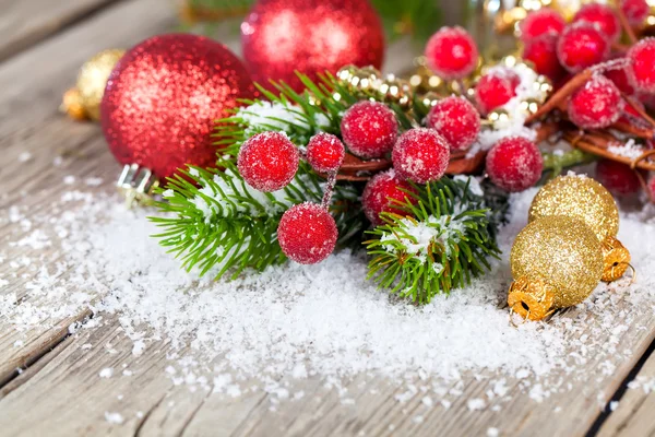 Decorazione natalizia su sfondo di legno — Foto Stock