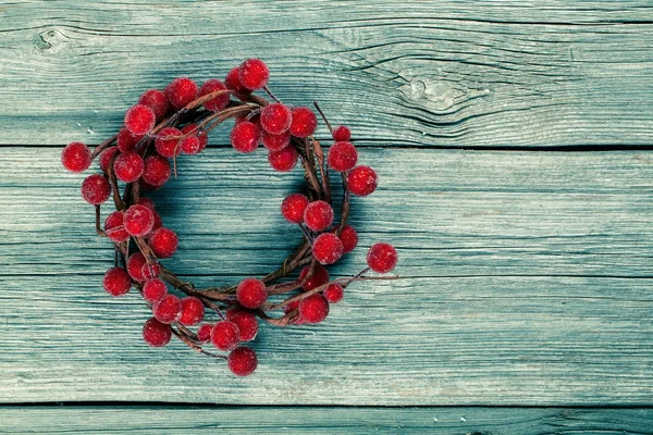 Kerstkrans op een houten achtergrond — Stockfoto