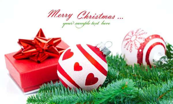Vánoční koule a jedle větve s dekoracemi, samostatný nad — Stock fotografie