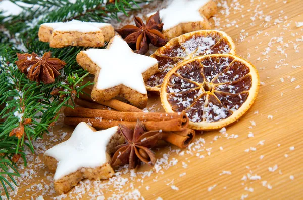 Świąteczne ciasteczka z świąteczną dekoracją — Zdjęcie stockowe