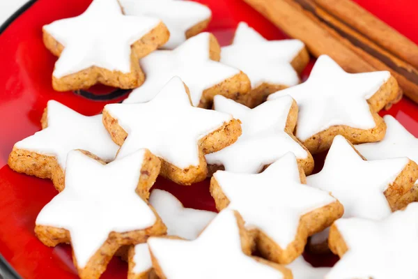 Boże Narodzenie cynamon gwiazda ciasteczka na czerwony talerz — Zdjęcie stockowe