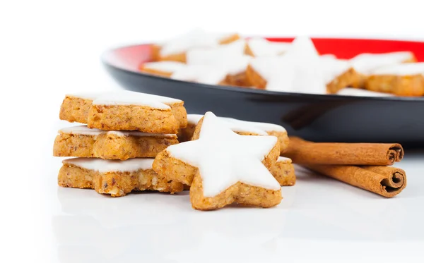 肉桂的圣诞星饼干上白色孤立 — 图库照片