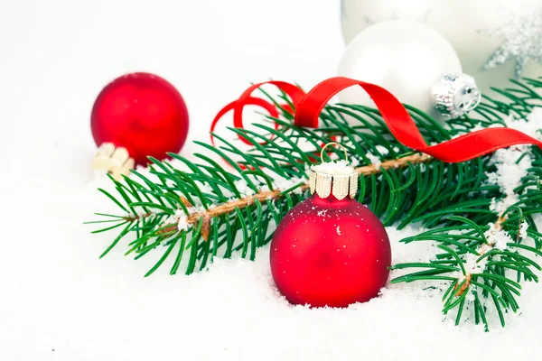 Boule de Noël avec espace de copie, sur fond blanc — Photo