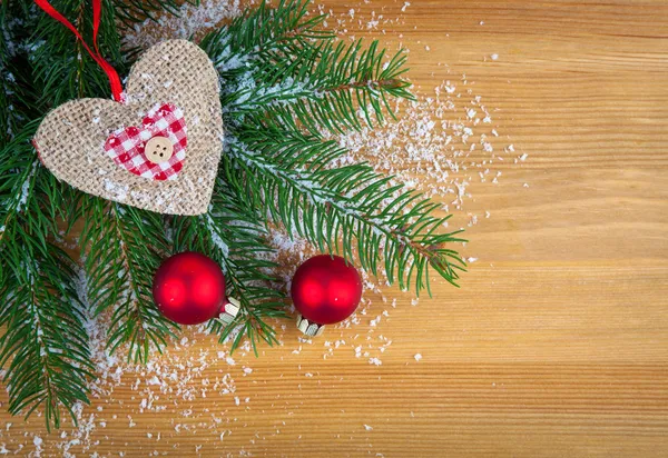 Bola de Navidad con corazón, sobre fondo de madera —  Fotos de Stock