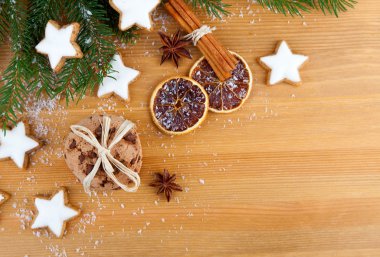 Noel kurabiyeleri ve şenlikli süslemeler