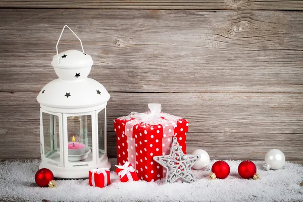 Lanterna ardente nella neve con decorazione natalizia, su legno b — Foto Stock
