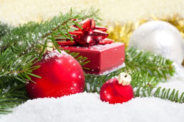 çam dalı, hediye ve kar beyaz sno üzerinde kırmızı Noel top