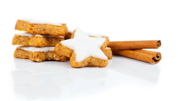 Galletas estrella de canela de Navidad aisladas en blanco —  Fotos de Stock