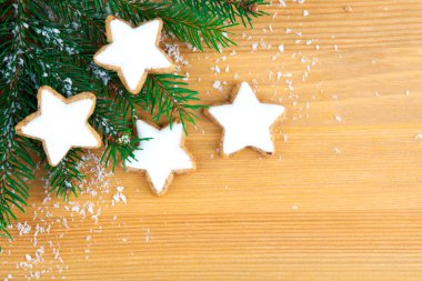 Noel kurabiyeleri ve şenlikli süslemeler