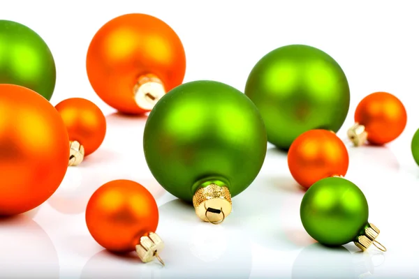 Bolas coloridas de Natal, no fundo branco — Fotografia de Stock