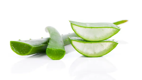 Hoja fresca de aloe vera. aislado sobre blanco —  Fotos de Stock