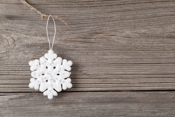 Bianco fiocco di neve di Natale su sfondo di legno — Foto Stock