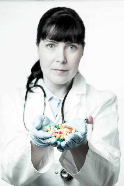 Doctor or pharmacist holding a pills in the hand — Stock Photo, Image