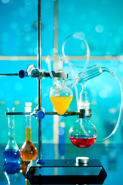 Appareils de laboratoire en verre avec échantillons liquides — Photo