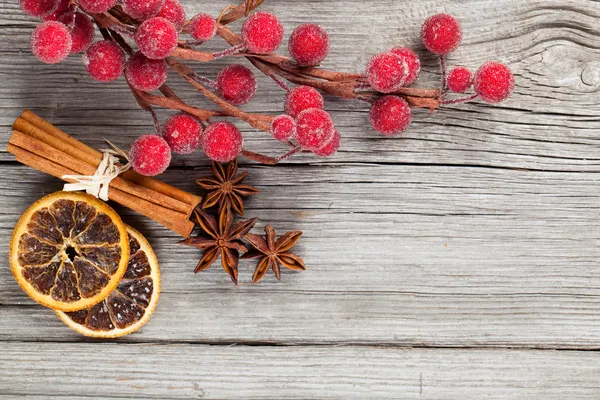 Décoration de Noël sur fond bois, avec espace libre pour vous — Photo