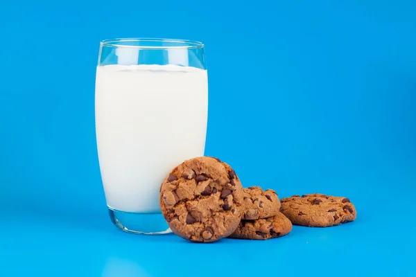 Vaso de leche y galletas — Foto de Stock