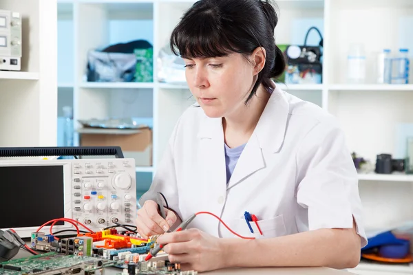 Teknoloji hizmet merkezindeki elektronik ekipmanları test ediyor — Stok fotoğraf