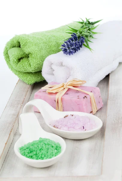 Aromatické koupelová sůl pro relaxaci, izolovaných na bílém pozadí — Stock fotografie