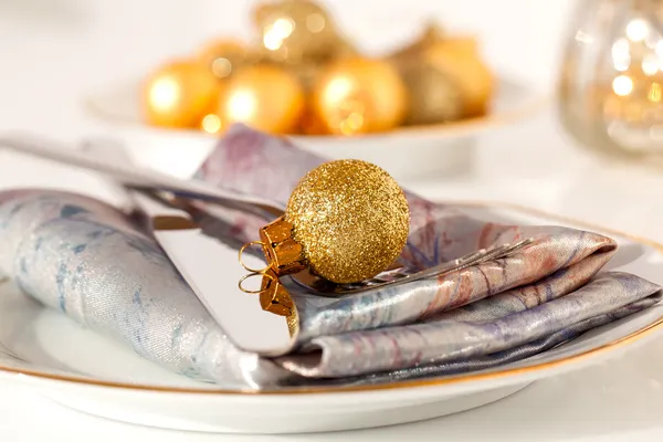 Ασημένια μαχαιροπίρουνα διακοσμημένα με μια χρυσή Χριστούγεννα στολίδι, με co — Φωτογραφία Αρχείου
