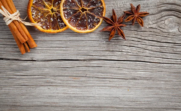Suche, pomarańcza, cynamon i anyżu gwiazdkowatego z miejsce, na drewniane b — Zdjęcie stockowe