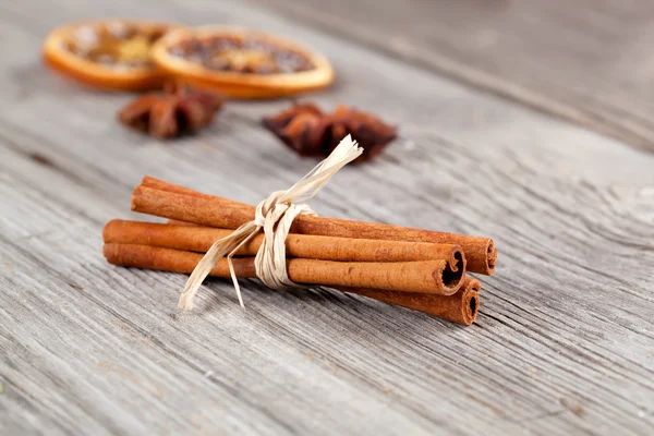 Cinnamon sticks, close up on wooden table — Stock Photo, Image