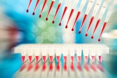 amp karışıma reaksiyon çok kanallı pipet ipuçları doldurulmuş