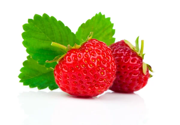 Erdbeeren mit Blättern. Isoliert auf weißem Hintergrund. — Stockfoto