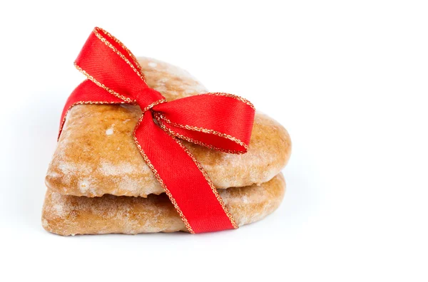白地に赤いリボンで結ばれたハート型のクッキー — ストック写真