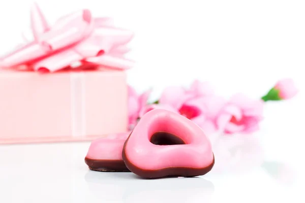 Biscotti al cuore rosa per San Valentino, su sfondo bianco — Foto Stock