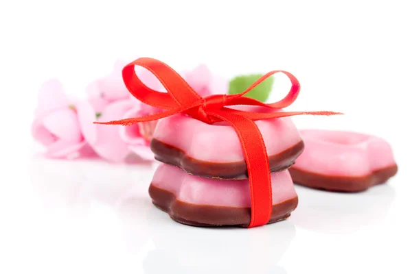 Biscoitos de coração rosa para o dia dos namorados, no fundo branco — Fotografia de Stock